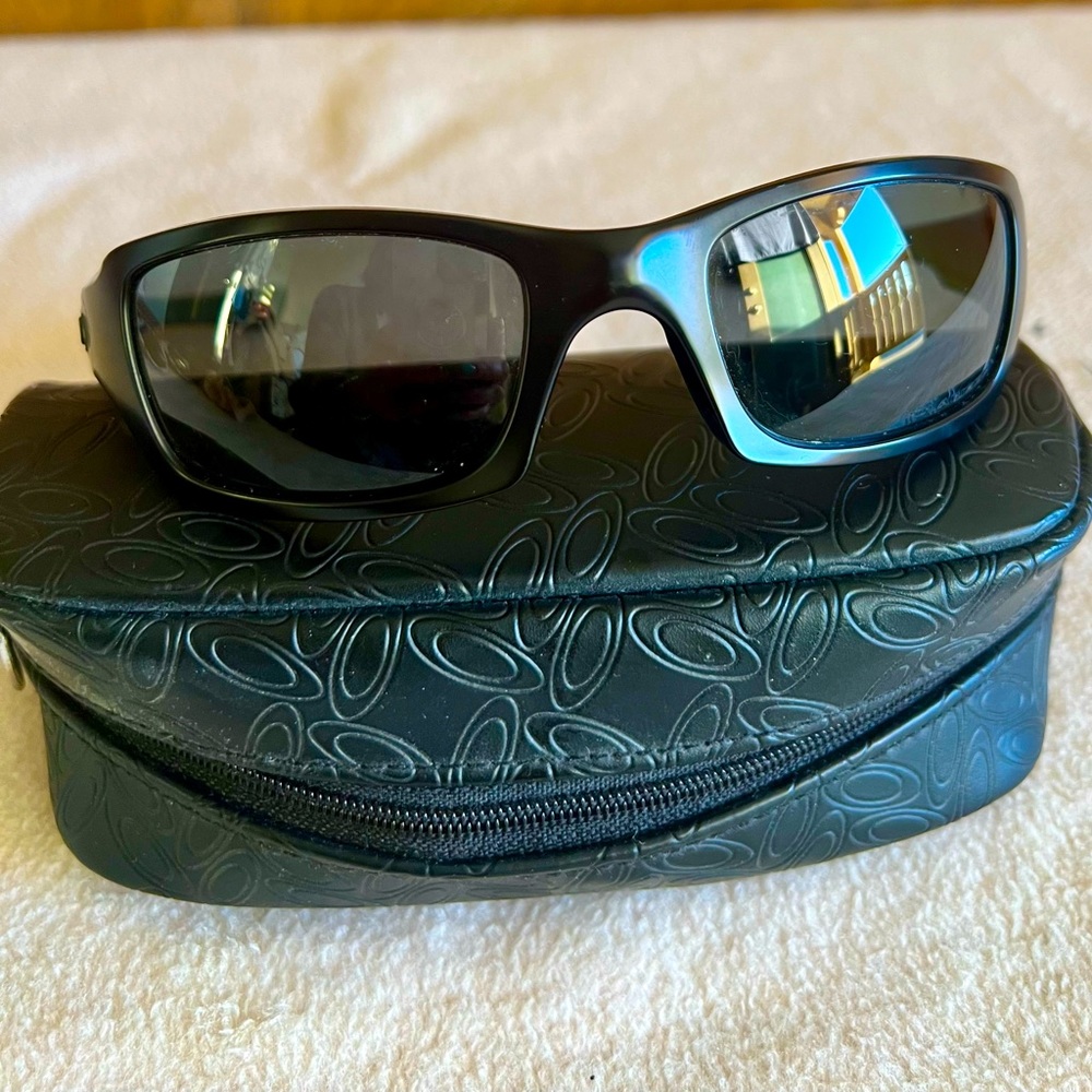 OAKLEY POLARIZED SUNGLASSES (4+1)2 009238-11  54-20-133 BLACK FRAME/GREY LENSES